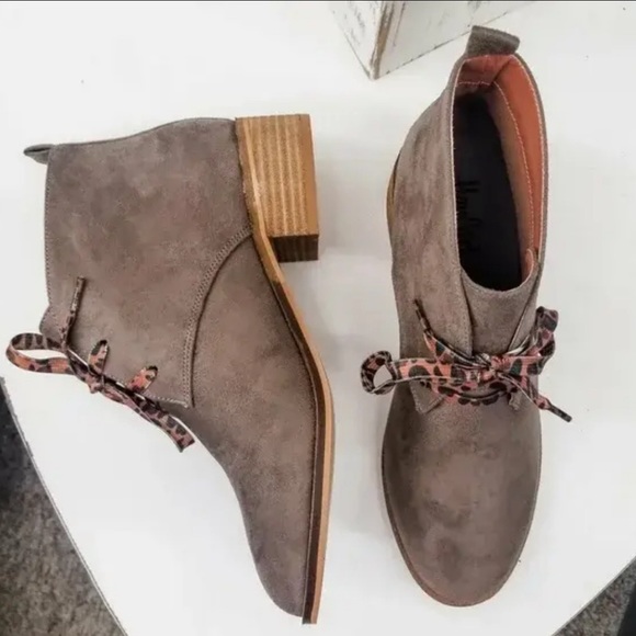 Corkys Hey Girl Totes Leopard Laces Booties Boots Size 8 Like New - Picture 15 of 15